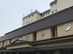 今回の宿、南部屋海扇閣。
駅から歩いてすぐです。
お客さんは青い森鉄道利用者がほとんどなのでチェックインの時間は混み合いますが、ホテル側は慣れてますので手際良くラウンジのテーブルも利用して手続きされます。