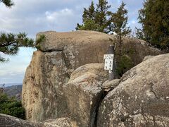 2つの神社の奥の岩が黒滝山266ｍの山頂となっています。
なぜ262mと表示は4m低いのかは調べてもわかりません。