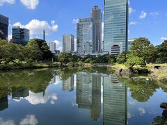 わー！
これが大名庭園！素敵なお庭。

作られた時代は、池にビルが写り込むなんて
想像してなかったでしょうね。