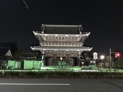 夜の東本願寺のライトアップです、