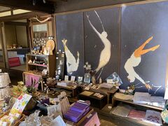 社からの帰り道は、海女にちなんだお土産屋さんに立ち寄りします。
