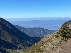 恵那山登山口の駐車場近くからの中津川市方面の景色です。