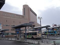 駅前のバスターミナルのすぐ向こうが　その日のお宿　アートホテル弘前シティ
