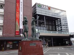 弘前駅に到着~
駅前の銅像は　　りんごの風
