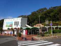 須磨浦公園駅。
ロープウェーが駅舎の真上から出てるのがわかる。
昭和の頃は、休日には阪急神戸線の特急や阪神本線の特急がここまで乗り入れており、本数も多かった。現在は、阪神特急が30分間隔で乗り入れてくるのみで、日中は山陽普通4本、阪神直通2本の運転、山陽電車の特急は昔から通過しており、今の阪神山陽直通特急も停車しない。
