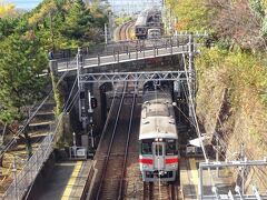 ロープウェー乗り場から、山陽電車の姫路方を望む。直通特急が通過中。背後の引き上げ線には、当駅折り返しの阪神特急が停まっている。なお、当駅折り返し阪神特急は、元町駅から当駅までは各駅停車である。