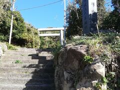 三日月のホテルからだいたい2 km 弱の場所にある 勝浦城跡 八幡岬公園でもあります。 本来であれば歩いてここに行く予定でしたが腰痛を患い 車で行くことにしました。