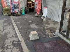 三角市場．朝から営業しています．