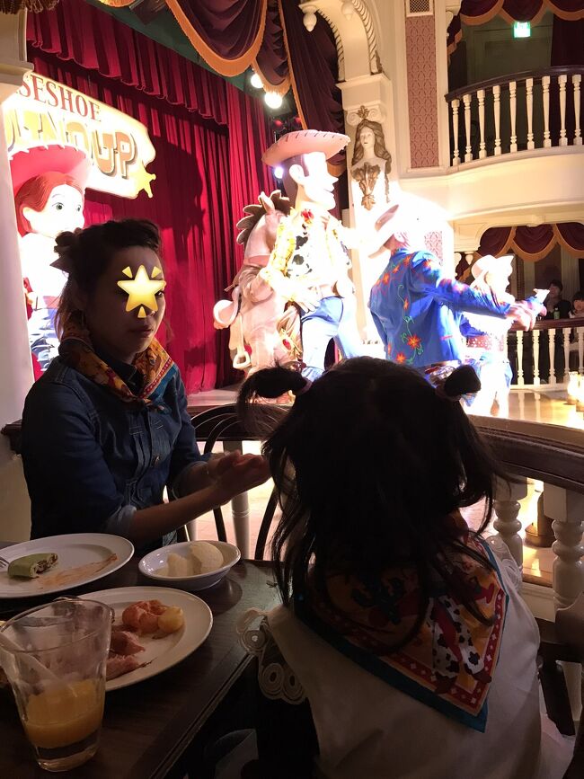 こんな感じ。舞台と一体化。この日、昼ごろ雨がふり、ランチショーの間、雨宿り。終わる頃には、雨もあがり、パレードも、雨天仕様(レインコート姿)と晴天仕様を見ることになることを、知ることなく楽しみました。