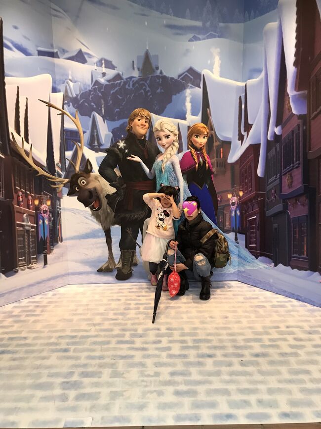 駅では、アナ雪がお出迎え