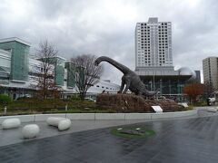 そして駅前には恐竜広場なる広場があり、動く恐竜のオブジェもある。