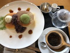 　パンケーキと紅茶。アイスはなくて良いけど、あんこが食べたくて。紅茶は一番シンプルな「新緑」に。
　アイスは2種類バニラと抹茶。普段、積極的にアイスは食べません。でも、12月なのに、寒い冬の季節なのに、パンケーキとアイスなら入ってしまう私のお腹。特に抹茶は甘すぎず美味しかったです。