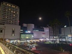 徳島駅には19時前に到着。
徳島は三度目だけど、徳島駅は初めて。
都会でビックリ(@_@)