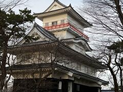400ｍ程のぼって久保田城御隅櫓が見えてきました。