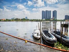 せっかく川の方まで来たので
ホーチミンの川を見てやろうと
近くまで来たら・・・

くっさーーい。
きたなーーい。