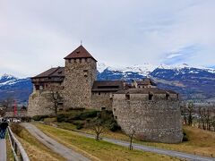 30分ほど登山してお城に到着。
外観のみの見学でしたが、なんとも達成感がありました笑

きちんと道路が整備されており、車で来ることも可能です。
登山中に横を車が通ると、馬車に乗る王侯貴族と徒歩で行くしかない平民みたいな格差を感じました笑