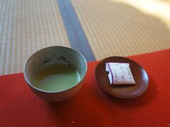 次は宝泉院へ。
入ると、すぐにお茶を聞かれます。