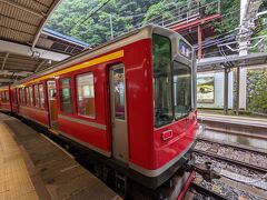 箱根湯本駅に到着し、箱根登山鉄道に乗り換えです。
1000形。