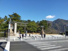 出雲大社。
後ろの山々も含め壮大な雰囲気。