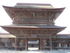 瑞龍寺・・・北陸の平等院

ものづくりの町・高岡の開祖、前田利長の菩提寺として約380年前に創建された富山県唯一の国宝

細部に至るまでお寺アート美追求

山門と法堂をつなぐ回廊に囲まれた敷地は黄金比率に忠実に設計

左右対称の伽藍配置、赤と青の戸室石を市松に配した参道、樹齢600年もの欅の木目を雲海に見立てた仏殿

当時の最高峰の材料と技の集大成

巡りながら感じる禅のココロが際立つスポット

境内近くには、瑞龍寺特製おやつ「麒麟焼き」が1個200円で売られていて、米粉使用のもっちりした甘さが美味


