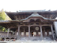 瑞泉寺・・・日本有数木造建築寺院

富山が誇る井波彫刻を随所に散りばめ、見事な鳳凰や龍などが彫られた手挟みや木鼻は必見

山門、勅使門、太子堂を中心に彫刻で彩られ、様々な発見することができ感動

県重要文化財に指定されている山門の精微な彫刻が見どころ

日本一の木彫りの里井波の技

愛でながら彫刻美に浸れるスポット

瑞泉寺に続く、彫刻店や格子戸のある町屋が並ぶ八日町通りでは、ユニークな彫刻作品のほか、木槌の音と石畳の美しい音風景が広がりノスタルジック

