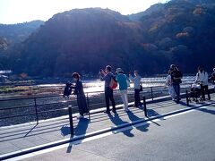 嵯峨嵐山から渡月橋までは10分くらいは歩きます