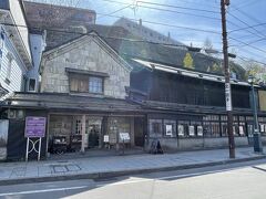 旧久保商店（小樽市指定歴史的建造物)
1907年に建てられた木造2階建ての建物。

小間物雑貨卸を営む久保商店の店舗として建てられたそうです。
