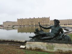 宮殿裏手の池には、フランスの4つの川を表す彫刻があります。
写真の像はローヌ川。
他はセーヌ、ロワール、ガロンヌですが、雨のため省略！