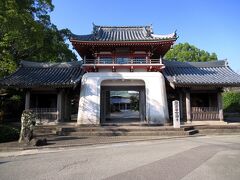 6番札所の安楽寺に着きました。お寺の入口は珍しい形をした竜宮門です。