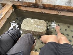 向かい側にある足湯です。2か所め、鷺（さぎ）の足湯。この日は雨で寒かった所為か、ぬるくて寒くなったので早めに撤退。