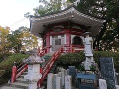 大師像と六角堂です。空海が水不足のために井戸を掘ったところ、霊水が湧き出し、これが金泉寺という寺名の由来なのだそうです。