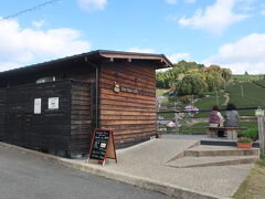 お昼は、dandan cafeで頂きます。
人気のお店で少し待ちました。