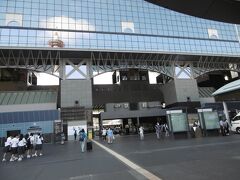 二日目　８：４５　京都駅
バスに揺られること１３分京都駅に到着しました
途中のバス停から他の修学旅行生（？）とも遭遇しました　