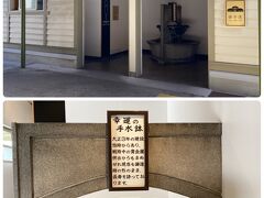 門司港駅のトイレも見たほうが良いと、何かに書いてたのを思い出しました。
『幸運の手水鉢』
大正3年からあるものだそう。

