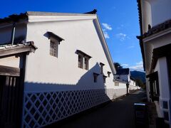 なまこ壁の続く立派な建物は、菊屋家住宅。
この菊屋横丁は、日本の道100選にも選ばれている。