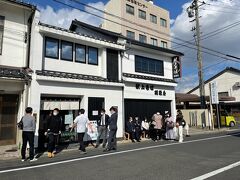 出雲市駅から徒歩10分ほどで、ランチ目的のお蕎麦屋さんに到着！出雲そばで有名な羽根屋です。
12時数分前に到着して7組ほど待っていて、15分ほどで案内されました。地元の人もたくさん?
とにかく人気なので、12時過ぎるとどんどんお客さんが増えます！