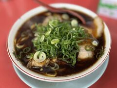 新福菜館のラーメン（並）
このスープの色から想像し難いですが、それほど濃い味ではありません。
有名になりましたが、雑な接客にならないところに好感がもてます。