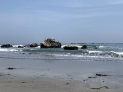 岩場が独特な景観を作っていました。
周りには人工的なものが何もないので、自然な風景が広がっていました。
今回の旅はお酒と新鮮な魚介を楽しむことができ、車中泊ならではの楽しみ方ができた素敵な旅でした。
すでに、キャンピングカーは処分してしまいましたが、またこれと似たような旅を企画できたらと思っています。