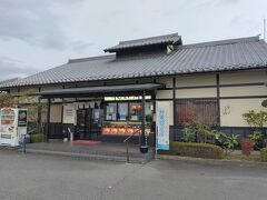 夕食のお弁当を購入して帰路へ。

「登利平」

レバー串他　150円×4
鳥めし竹弁当　750円×2