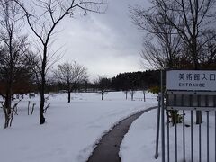 20分ほど走って、青森県立美術館へ行ってみました。
少し郊外になると、雪がかなり積もっていました。街中とは全然違いました。
三内丸山遺跡のすぐ下にあります。