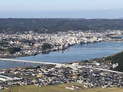 　鏡山展望テラスからの眺め
　橋がかかる