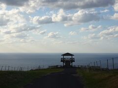 赤尾展望所
駐車場を降りて海の方へ一直線、絵になる展望台
ここからは国賀浦の海岸線、とんがり岩、通天橋、摩天涯なども見渡せた

この2か所の絶景を見渡せる展望所は、レンタカーを借りても行く価値はあると思う