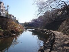 川沿いの遊歩道を歩きます。