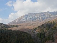 鍵掛峠展望台に着いた
ここからの眺めは素晴らしい、岩肌もはっきりわかる
紅葉の名所でもあるけど、少し遅かったようだ
