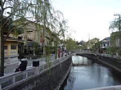 城崎温泉
川沿いに柳並木や、石橋はちょっと倉敷を思い起こした
こちらのが狭く圧倒的に観光客の密度が濃い