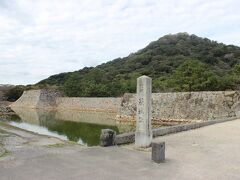 萩城址に来ました。日本100名城の第75城です。
流石に毛利氏の城です。広い敷地に綺麗な石垣です。