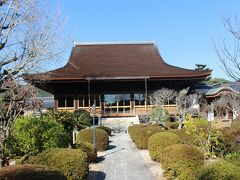 萩を出て１時間ほどで山口市にやってきました。
大内氏の館跡に龍福寺が建ちます。大内義隆の菩提寺を毛利隆元が建立したものです。発掘された館の遺構が所どころに展示されています。
続日本100名城の第174城です。