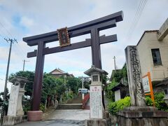 県庁前駅まで電車で行き、そこからバスで波上宮へ。

バス停から波上宮まで５００ｍぐらいですかね。
寒いのを予想して少し厚めの長袖で来てしまったので、暑い暑い（笑）