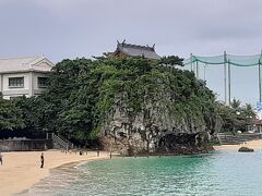 波の上ビーチ。

岩の上にあるのが波上宮。

かつて、沖縄に入港する船が安全を祈ったのがよく分かります。