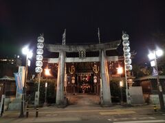 ホテルからは「はかた駅前通り」と「国体通り」が交差する「祇園町西」交差点を「大博通り」方面に進み、しばらく歩くと見えてくる焼肉店「大東園」のビルを左に折れた「博多通り」沿いに鳥居が見えます。
この鳥居が博多祇園山笠などの祭事で有名な「櫛田神社」になります。